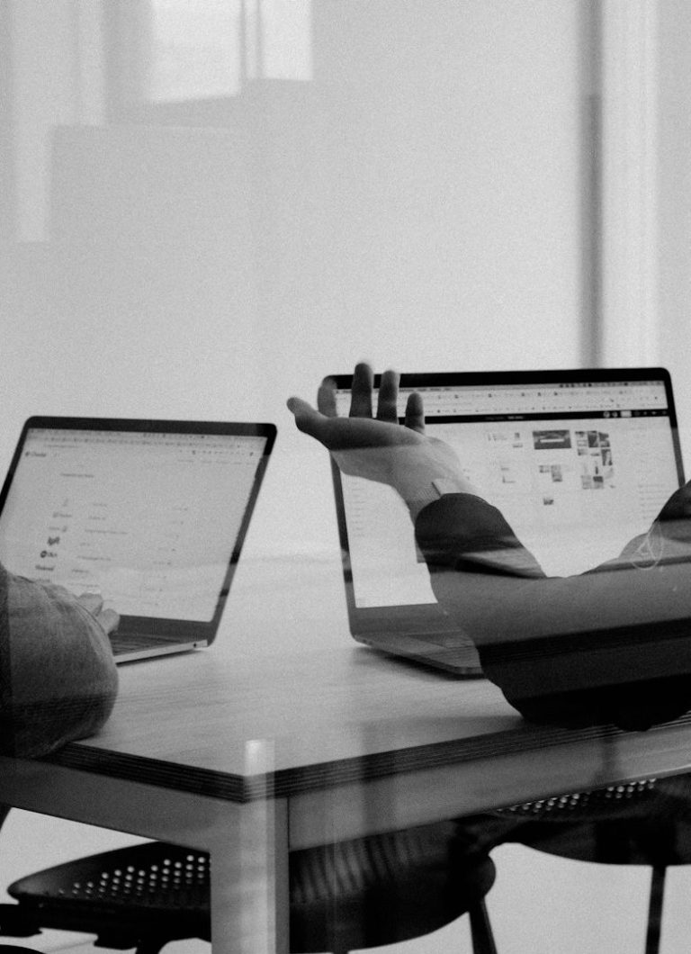 SourceArc Advisory – forecast optimization in semiconductor supply chains Business meeting with laptops – SourceArc Advisory consulting on forecast optimization and resilience in semiconductor supply chains.