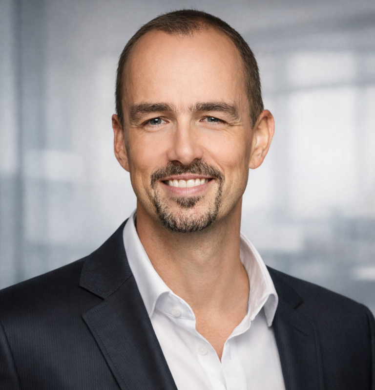 SourceArc Advisory – ideas for resilient semiconductor supply chains Hand holding glowing light bulb – SourceArc Advisory symbolizing resilient semiconductor supply chain innovation and consulting.