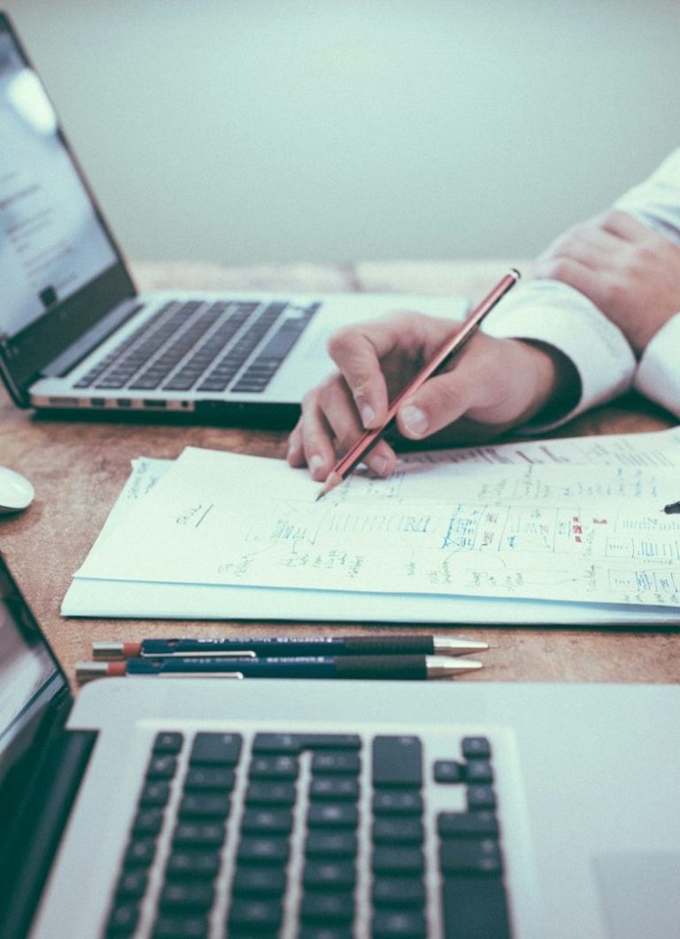 SourceArc Advisory – data-driven semiconductor supply chain management Professional reviewing data and forecasts – SourceArc Advisory consulting on semiconductor supply chain management and procurement.